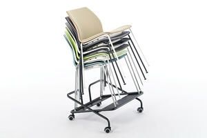 Mit dem Rollwagen können die gestapelten Stühle problemlos transportiert werden